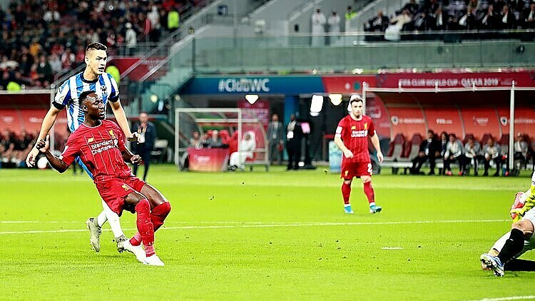 Keita (đỏ) mở tỷ số cho Liverpool. Ảnh: Reuters. 