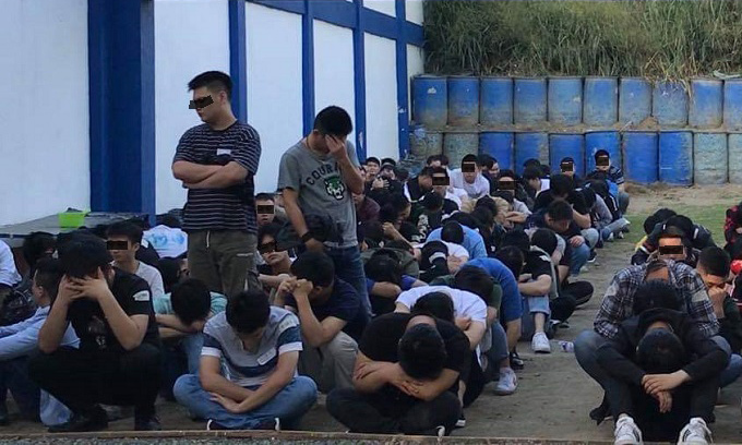 Các công dân Trung Quốc bị bắt tại thành phố Quezon, Philippines hôm qua. Ảnh: Daily Tribune.