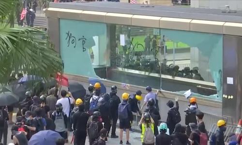 Người biểu tình Hong Kong đốt phá 