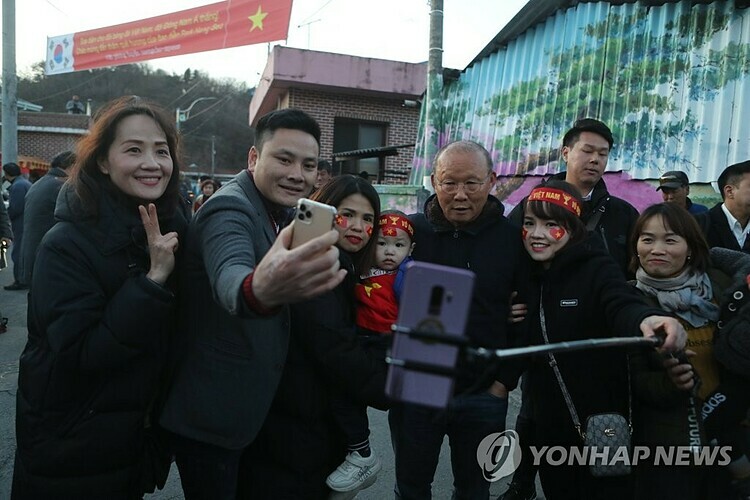 Một số người hâm mộ Việt Nam đến gặp HLV Park khi biết tin ông về thăm quê. Ảnh: Yonhap.