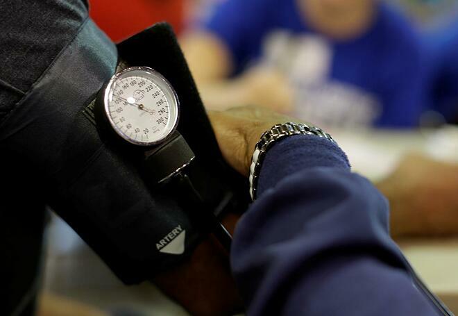 Nhân viên văn phòng làm việc quá 41 giờ một tuần có thể gia tăng nguy cơ mắc bệnh cao huyết áp. Ảnh: Reuters