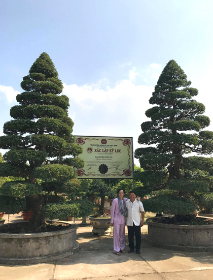 Hoài Linh (trái) bên nghệ nhân Phước Lộc và cặp me cổ xác lập Kỷ lục Việt Nam. Ảnh: H.L. 