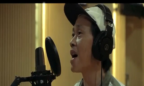 Hoài Linh hát